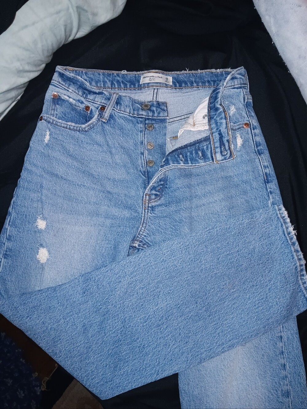 Abercrombie & Fitch: The Dad High Rise Jeans in Light/Medium Wash